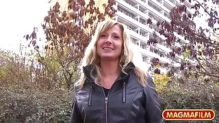Baba iš Rusijos atnešė savo tašką užsienyje už Bacchanal labui. Rusijos Analinė moteris su gražiais papai valcavo orgiją, prieš kurią ji kruopščiai sukūrė ertmę asilėje. Blondinė turi neįtikėtino dydžio asilą, nes ji masturbuoja su milžinišku kalibru.  Anus yra švarus, sfinkteris nustojo veikti seniai ir dėl šios priežasties bet koks gaidys gali patekti į asilą.  Perdake į apskretėlė įstumiama deganti vaško žvakė, tačiau tai nesukelia demonų išvarymo efekto, nes vaikinai pakaitomis stumia kumščius į guzno. Analinis Fistingas sukelia gailesčio šauksmą apskretėlė, ir tai provokuoja iškrypėlius tęsti eksperimentus su asilu.