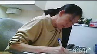 Vaikinas grįžta iš treniruočių ir norėjo nueiti į dušą, tačiau antrame aukšte išgirdo keistus garsus ir dejones.  Lėtai lipdamas laiptais, ant kurių rado išsibarsčiusius daiktus, bičiulis priešais save pamato Lesbiečių nuotrauką. Nuogas Lesbiečių Bučinys lovelę ir laižyti vienas kitą pūlingas. Nuo šio Gaidžio automatiškai pakyla, o kalės yra biseksualios, todėl lengva pereiti prie idioto ir dabar surengti ne tos pačios lyties meilę, o Zhm stiliaus trejetuką šūdo pabaigoje sportininkas atsiduria veide su savo kumščiais ir dejonėmis.