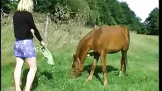Daniella Ma raccoglie renka prisiminimus iš atostogų. Dėl šios geros priežasties Blondinė iš kurorto nusprendė šūdas su pelekais ir nardymo kaukė vienos rentalach gumos gaminių lanke ant kojų sukelia diskomfortą, bet padaryti mielą kaip undinė, bet plaukimo akiniai visiškai blokuoja kvėpavimą. Juose gali atlikti čiulpimą tik patyręs cocksucker, kuris šiandien yra mūsų herojė. Moteris piešia kaip sotus čiulpimas, kuriam nereikia oro.  Norėdami šūdas su vėžiu sumažėjo, perkeliant įtemptą maudymosi kostiumėlį, nes nuo kranto į gėdingą, kažkas žiūri per žiūronus.