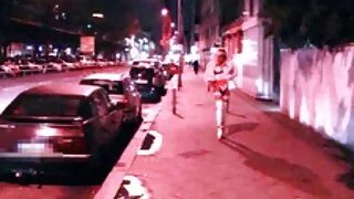 Fetišas paprastai yra mėgstamiausias nesąmoningos pornografijos aktorės žanras. 20-metė blondinė prieš filmavimą apsirūpino sekso žaislais, kad paruoštų griežtą asilą didelio Gaidžio invazijai tarp bandelių. Šviesūs batai gerai išvystyta Analinis. Pašėlęs begėdis šiek tiek pasisuko prieš kamerą ir tada pradėjo dirbti.  Raunchy vidpadis nukentėjo dildo į asilą ir tada prisijungė prie neįtikėtino skylės ieškiklio, kuris atrado jade strypą su noru kepti sunkiai ir sunkiai.  Mergina atsistojo į vėžio padėtį, o frivoliškas trahodromo garbintojas užpuolė nuo užpakalinės dalies, kad kruopščiai pasodintų eldaką.
