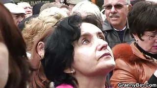 Jis nesiliečia su darbu, o Milf turi kažkaip maitinti šeimą, todėl mama daro rimtą sprendimą eiti į pornografijos aktorę. Plona subrendusi blondinė išbandys savo jėgas per pirmąjį aktorių atranką, kur viskas vyksta tiesiog nuostabiai. Pašėlęs begėdis su nusiskuto šiknius yra neįtikėtinai keptas su skylių ieškikliu, nepamirštant meistriškai čiulpti savo nefrito meškerę. Jos senoji vulva tiesiogine prasme pritrūksta geismo ir malonumo, kai vulgarus vidpadis yra labai lengvabūdiškas, suteiktas naujam gerbėjui, kuris dabar yra kameroje.   Be jokios abejonės, būsimai žvaigždei pasiseks, nes ji moka pajuokauti su dar penkiais savo seksualiniame gyvenime.