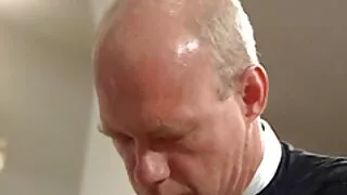 Geidulingas Latina myli didelius pussies, todėl ji fucks su juodu žmogumi, kuris turi labai tvirtą prietaisą. Judriu liežuviu tamsi mergina greitai glosto galvą, ant kamieno uždėdama auskarą. Pabandykite kruopščiai nupoliruoti šokolado rankenėlę, kitaip nebus įmanoma paragauti spermos.   Be Čiulpimo, kekšė išskleidžia šlaunis, leisdama anglims taip giliai prasiskverbti į jos krūtis, kaip dar niekas nedarė. Apkūni kralaa iš viršaus uždeda savo pūlingą ant geidulingumo nerijos, suteikia vėžiui, dejuoja ir klastingai žiūri savanaudiškai žvelgdamas į Kukaną, tarsi prašydamas nedelsiant baigti įspūdingu sėklų skysčio kiekiu.