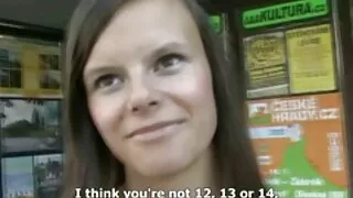 Viešbučio orgija su paslėpta kamera rodo brunetę ir vidutinio amžiaus blondinę, laižančią pūlingą ir čiulpiančią vaikino gaidį.  Vyras fucks tiek kalės ant lovos, jis neturi įtarti, kad gangbang fotografavimo vyksta
