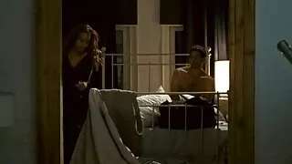 Karšta gražuolė ištepė kojas kremu ir ją pastebėjo draugė, kuri ant moters kojų turėjo seksualinį fetišą. Jis leido jam paglostyti ir juos, ir save, nuo ko tas pragaras susijaudino. Natūralu, kad jie šūdas, ir po pornografijos, jis baigėsi ant brunetės kojų, pilant pirštus su savo sperma.