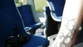 Carla apsigyveno draugo namuose, kurie gyveno su neįtikėtinu simpatiniu. J kai blondinė paprieštaravo iš pagarbos draugui, Viešpats paskambino arijai.  Pora laisvų žvilgsnių nutempė gražuolę į lovą analiniam, o tai daug maloniau ir lengviau padaryti trise. Nors Zhigan lėlė įterpė Gaidys Į Savo Pūlingas, kompanionas glostė savo clit ir glostė savo vaikino genitalijas. Nuoširdus šūdas nebuvo baigtas be oralinio švelnumo.  Tada neramus gaidys Grožis paprašė įterpti varpą į asilą, kuris tapo keistu trijų užbaigimu. Paskutinis taškas po analinio sušikti buvo patenkintų bufonų ejakuliacija ant veido.