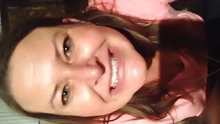 Brunetė žino, kad kai viršininkas paskambina į biurą, tai reiškia, kad naujos derybos yra įtemptos ir du verslininkus reikia atsipalaiduoti dėl pinigų. Taip, prizas šviečia už kokybišką Babe seksą, todėl ji atsako be jokių abejonių.  Du bosai fuck Pakliuvom sekretorius su dideliais zylės.  Paprastas nekuklus žaidė biliardą, taip sakant, rideno kamuolius, o paskui pradėjo žaisti su kitais - partnerių kelnėse. Gaidžiai savo ruožtu aplankė nepakeliamos šalošovkos burną, o paskui nepastovi kalytė patogiai pasilenkė prieš vėžį, abu hahalo padegėjai pajuto, kokios gilios yra įžūlios Tsatsa audinės. Trahodrom fuck, papai ritmas linguoti, atrodo puikiai.