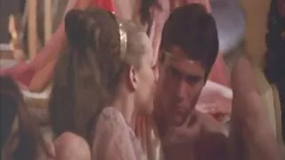 Ilgiausias dildo yra mėgstamiausias sekso žaislas paprastam. Tai samotk grupė vaizdo su kietajame gaidys brunetė apskretėlė yra apie būti nufilmuotas. Įžūlus vagis negali laukti, kol pamatys, kaip degantys pralaimėtojai visose skylėse vienu metu dulkina partnerį.  Begėdis cocksucker, savo ruožtu, čiulpia storus gaidžius ir tada patogiai pakils nuo vėžio, kad moteris būtų gerai iškepusi išangėje ir makštyje.  Žaismingas spenelis yra pasirengęs bet kokiai situacijai ir netgi linksmina mintis, kad didžiulis žiūrovų skaičius kitoje ekrano pusėje nori aktorės.