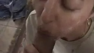 Busty brandaus cum Yra juoda virėjo naujas patiekalas.  Jau seniai žinoma, kad geidulingas patinas įsivaizduoja gaidį kaip apetitą keliantį patiekalą. Šį kartą, apskretėlė buvo sugauti riebalų Moteris Su Dideliais Zylės. Kaip bebūtų keista, tamsiaodis donuanas prisiminta kalė batuose norėjo tik to, rėkia iš malonumo, prašo įsibėgėti. Fakermanas paklūsta, bet tik todėl, kad komandos atitinka jo gudrų interesą.  Tiekia produktą karštą ir su degančia esencija ant paprasto veido.