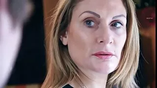 Kreiva moteris su savo vaikinu surengė pornografinį srautą, kad gautų donatiką iš žiūrovų ir išdulkintų juos savo malonumui. Busty brunetė shoves Mažas dildo Savo Pūlingas Ir Vaikinas fucks busty vienas įvairių kelia. Iš pradžių įsimylėjėliai atsiduria miegamajame, kur tamsiaplaukė kalytė taip garsiai dejuos ant pagalvių, kad kaimynai tikrai skųsis triukšmu.  Gavę naują gerbėjų auką, balandžiai persikelia į svetainę, kur prie sienos žmogus dulkina savo moters šlapią pūlingą. Tada pora grįžta į lovą, kur su dideliu vibratoriumi ir toliau aistringai dulkinasi lovoje.
