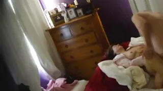 Vaikinas susitinka su neri juodosiomis gražuolėmis ir pakviečia į kambarį. Du negra suteiks nepažįstamam nepamirštamą vakarą. Vienišas vyras šiandien atvyko į šalį atostogauti, tačiau jis jau spėjo pasiimti sluts. Moterys be nereikalingų šnabždesių traukia savo kelnes iš vyro ir yra paimtos, kad čiulpia sveiką gaidį. Visų pirma trejybė siunčiama į miegamąjį, kur įvyks įdomiausias dalykas.  Moteris su garbanomis pakyla vėžiu ir skleidžia savo bandeles.  Žmogus gerai sutepa savo milžinišką gaidį ir lėtai stumia jauniklį į užpakalį. Antroji mergina atidžiai stebės sunkų analinį.