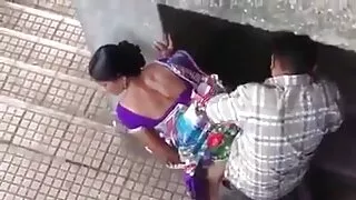Senieji žmonės buvo nieko, o ne tai, kad šis gražus žmogus staiga pasirodė kralechka gyvenime. Busty blondinė tikėjosi sunkiai pakliūti į užpakalį, o mačo viską suprato be žodžių. Pirma, hahal davė saldus Cunnilingus, bet tada išsklaidė. Po poros minučių Kuni kvailys jau pliaukšteli nepasotinamai Mergelei į užpakalį, o paskui giliai į paprasto nekuklaus burną įstumia storą nefrito lazdelę.   Tada Casanova sulenkia kuklų kuklų su vėžiu ir visiškai įkiša kandiklį į užpakalį. Eldakas vadovaujasi žiniomis, nes jis nėra pirmasis Tsatsa, turintis tokią susijaudinusią eglę.