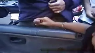 Skleisti savo kojas buvo paprastas tikslas, nes nedotrach tvarka pakliuvom grožį. Jauni azijos po dienos čiulpti vaikino gaidys. Tai ne pirmas kartas, kai uždeganti kalė iškart pasiduoda begėdiškam gundytojui. Štai kodėl idiotai taip greitai praranda susidomėjimą moterimi, jei mato, kad jie yra  Tačiau geidulinga karamelė gauna viską, apie ką svajojo būdama studentė! Nekuklus vidpadis, čiulpęs varpą, išskleidžia kojas, o begėdiškas gaidys, esantis mesionistinėje padėtyje, puikiai susidoroja su šiukšlių takeliu, ką liudija aistringi susijaudinusios siaurų akių šaboldos šauksmai.