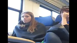 Namų šeimininkė atsisėdo ir gėrė arbatą su savo draugu, bet kažkas negerai. Kalė paskambino remontininkui, o jis vietoj to dulkina blondinę ant stalo, kol antroji ponia pamatys.   Pirmiausia uždeganti meilės kunigė nugludino pikharos skylę, o paskui skylę įrėmino vėžiu, tiesiai virtuvėje. Sugadinta tyla niekada nematė tokio judrumo ir profesionalumo trahodrome. Vulgari plabo mama yra nuplikusi dėl to, kas vyksta, dabar dažniau ji vadins varganą darbuotoją.