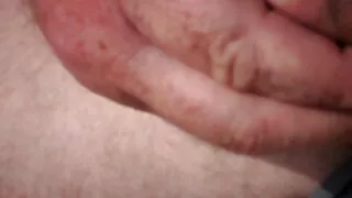 Mergina pirmiausia kelia su plika kūnu, ir tik tada parodys, kaip ji sėdi ant asilo ant didžiulio samoto.  Jaunuolio vieta jau labai ištempta ir atrodo, kad viduriai išlenda, kai jis paskleidžia bandeles. Visa ši mergina užima kamera Tik porno ir masturbates taip.