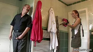 Dude stebėjo striptizą iš Afrikos grožio, kuris sukasi savo subingalvį ir bando jį labai sužadinti. Žmogus pradeda nuo matyto užpakalio ir nori aistringai pasimylėti su moterimi, o tai abu įsimylėjėlius prives prie orgazmo.  Patinas atsikelia nuo sofos ir ištraukia ilgą milžinišką gaidį, kuris praduria šlapią zamarska cagna anal skylę su juoda kalyte prasideda tiksliai užbaigus oralines išdaigas su amerikiečiu. Krala