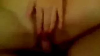 Labai talentinga grožio pornografijos aktorė kaitinosi baseine ir plaukė, kol jos senelis, namo savininkas, priėjo prie kalės ir pasiūlė sutraiškyti lygias karštos jaunos kurtizanės puses. Ale CrIs Cr CrStal Gydomojo masažo sesijoje atidavė save senam žmogui, nes joks grožis negali atsispirti žaismingiems namo savininko pirštams. Jis įstūmė juos tiesiai į kuklios moters rožinį asilą, o tada į analinį įstūmė kažką didesnio-savo didžiulį patinusį gaidį.   Cocksucker džiaugsmas neturėjo jokių apribojimų, pūlingas dosniai padėkojo Plikas džentelmenas, gražiai padaryti riebalų kandiklio siurbimą.