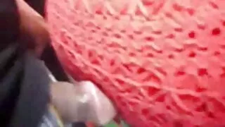 Siauros akys nepadorus pastebėjo naują moterį ant nusileidimo, kuris atėjo į įėjimą. Jis iškart sutiko 30-metę moterį ir pradėjo riedėti žemyn. Ji nuolat flirtuoja, stato akis ir prašo apsilankyti, o rezultatas yra lesbiečių šūdas.  Chikula sėkmingai suviliojo vidutinio amžiaus merginą ir jos namuose turėjo lytinių santykių su kaimynu Japonu. Moterys apsinuogina, laižo intymias skylutes ir deda ilgas asmenukes, atnešdamos plyšius į palaimą ir ekstazę. Sluts su patenkintais rugiais prašome vieni kitus, moaning visame bute su švelniais balsais.