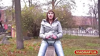 Garsus pornografijos modelis Lara Late invitato pakvietė slydimą du iš pirmaujančių JK pornografų sujungs jėgas siekdami hpe ilgakojė brunetė su dideliais apvaliais papais ketina palepinti žilaplaukį senuką savo akiniais.  Norėdami tai padaryti, gaidys į užpakalį įkiša plaktą grietinėlę, tačiau pašėlęs pensininkas mieliau dulkina užpakalį augaliniu aliejumi. Vyresnio vyro pasirinkimas akivaizdus: gaidys geriau slysta kloakos viduje, o kraštai, prilipę prie išangės sienelių, teikia daugiau malonumo.  Ar Bjaurusis sugebės populiarumu pranokti jaunus aktorius?