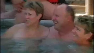 Brandus apgaudinėja savo vyrą su meilužiu, kurį ji atnešė jai, o jos vyras yra darbe ir nežino, kad jo Milf yra sušikti.  Patinas iš pradžių šiek tiek jaudinosi, bet paskui koldūne įkrito į rugius ir pradėjo laižyti sunykusį pūlingą, kol abu labai susijaudino dėl pornografijos. Taigi senos moters pornografija ir toliau užsiima seksu skirtingose pozicijose.