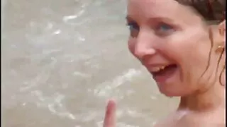 Vaikinas surengė striptizo šou, o raguotos sluts čiulpia savo gaidys, į kurį jis artėja ir sukasi su savo kamienu. Kai kurie tiesiog šiek tiek trūkčiojo nuo varpos ir neėmė į burną, o kažkas meistriškai čiulpė. Viešas Pornografija burnoje vis šaukia ir rėkia minią, kai vaikinas su plika asilu šoka ir sukasi bandeles visiems.