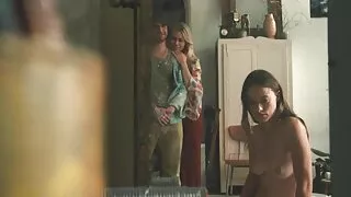 Net gatvėje iš tolo kalė su batais suviliojo dvaro savininką, priežastinėse vietose knaisiojosi sekso žaislais. Galų gale buvo pasiektas norimas, o Dork atnešė aistringą mamą namo. Plėšimas iš karto leido įsiutusiam sėklintojui suprasti, kad jis yra pasirengęs skubėti.  Todėl sušiktas vyras užtikrintai darė Anilingus ir pakliuvo silikoninę deivę ant sofos.  Išlepinta moteris rėkia tarsi nukirsta, kai kietas se add narkomanas į išangę įkiša saldų Eklerą, kurį kurtizanė neseniai čiulpė. Anksčiau laisvos dvasios Tsatsa čia pasidavė aistroms ir leido sau valdyti raumeningas apskretėlė rankas, o tada ateiti jai į veidą.